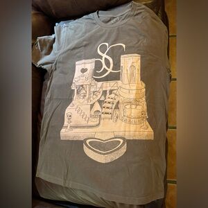 BRAND NEW! Sabrina Carpenter Shirt (Large) House Tour